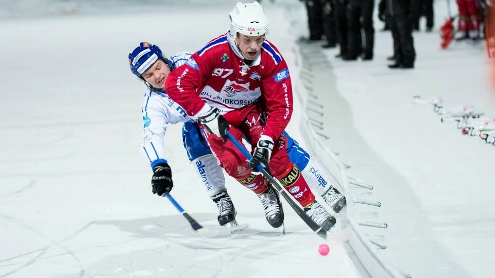 Christan Frohm (bilden) och Niclas Rönnqvist har flyttat till Borlänge för studier. Nu är klubbarna oense om vilken ersättning Kalix ska ha.