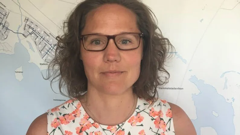 "Sommargatan handlar om att skapa en mötesplats, öka vistelsevärdet i centrum. I dag tar bilarna väldigt stor utrymme där", säger Helena Lindvall, projektansvarig.