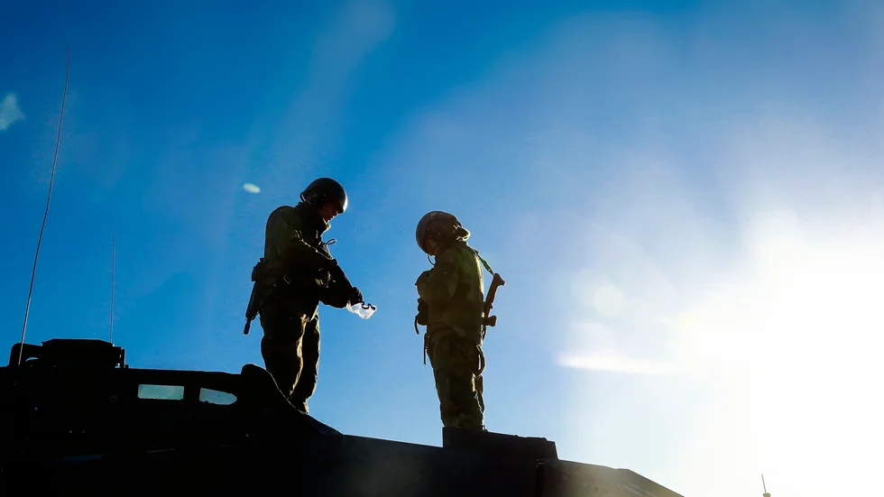 "Fast Sverige är ju med ändå i försvarssammanhang, fast bara indirekt! Känner vi då oss säkra?" skriver insändarskribenten.