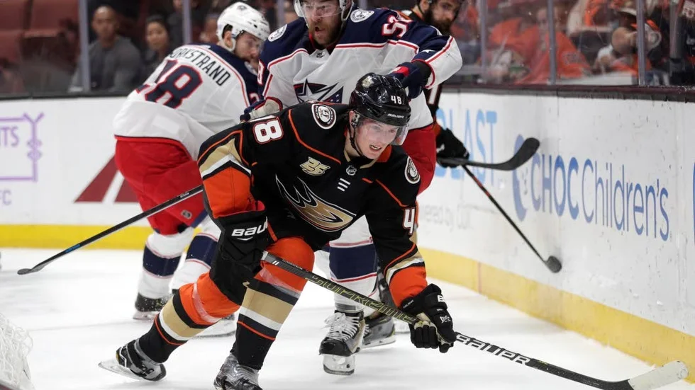 Isac Lundeström hade ingen rolig natt när hans Anaheim Ducks föll mot Minnesota Wild. (Arkivbild)