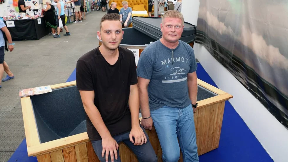 En Bra första säljdag. På några timmar blev Albert Mucenieks och Frank Kuks av med hela sortimentet.