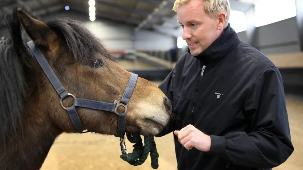 Tobbe Larsson jobbar med ett gotlandsruss.