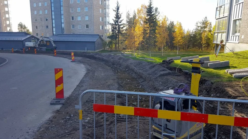 Kommunen tvingas riva upp delar av gångvägen längs Kompanivägen för att bredda vägen.
