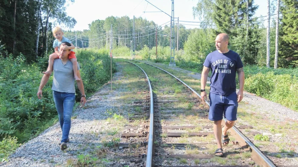 Christian Lindström till höger, gående på tågrälsen som ligger intill Nyhagsvägen där han bor i Bålsta.