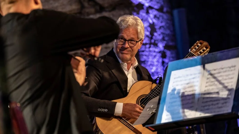 Gitarristen Mats Bergström kommer till Rasbo kulturvecka. Här syns han på en kammarmusikfestival på Gotland i slutet av juli.