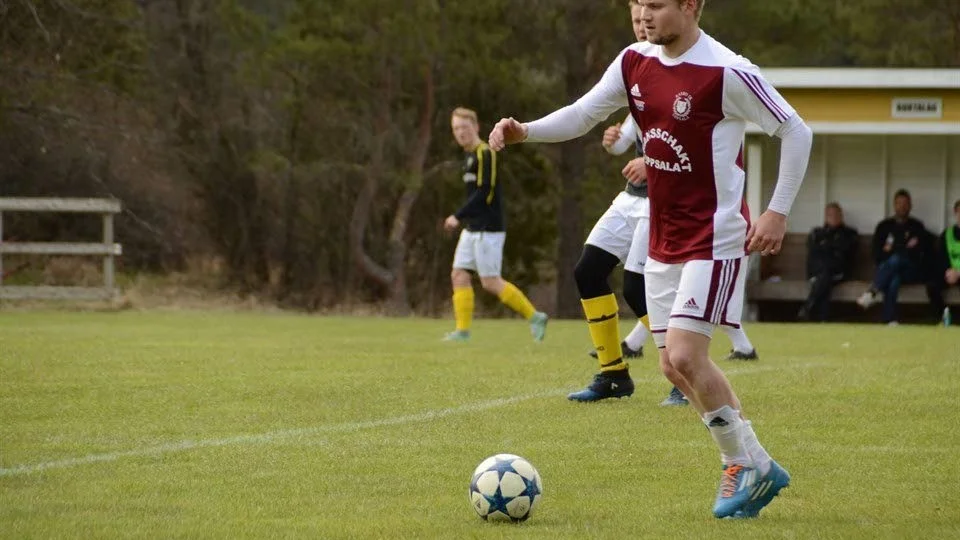 Rasbos Viktor Lundkvist driver boll under en match mot Hallsta.
