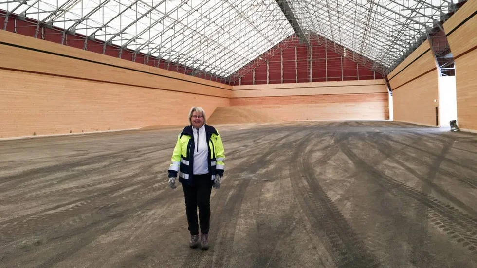 Ann-Sofi Karlsson, driftchef Uppsala Lantmännen Lantbruk, i den nya spannmålsanläggningen i Hargshamn.