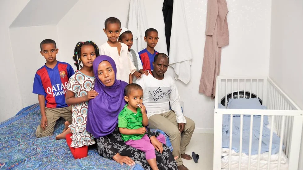 Familjen Mohamed-Musalam kommer ursprungligen från Eritrea, men sitter nu fast i en lägenhet i Hargshamn. Från vänster Abdelfattah, Rufaida, mamma Sumeya med Asim i knät, Mazin, Mutaz, Ahmed och pappa Abdu.