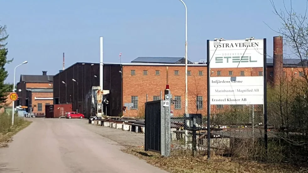 Företaget Söderfors Steel, med 80 anställda, har problem med arbetsmiljön. Det menar Arbetsmiljöverket som nu kräver att företaget löser sina problem annars väntar ett vitesbelopp på 60 000 kronor och ytterligare utredningar.