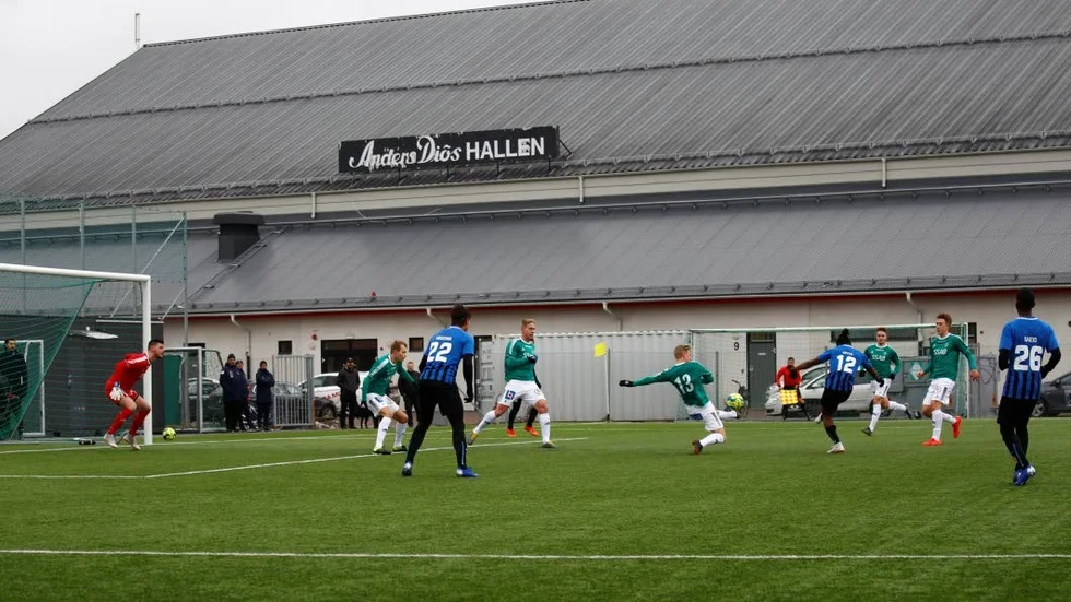 Henry Offia placerar bollen i nät under en försäsongsmatch mot Brage.