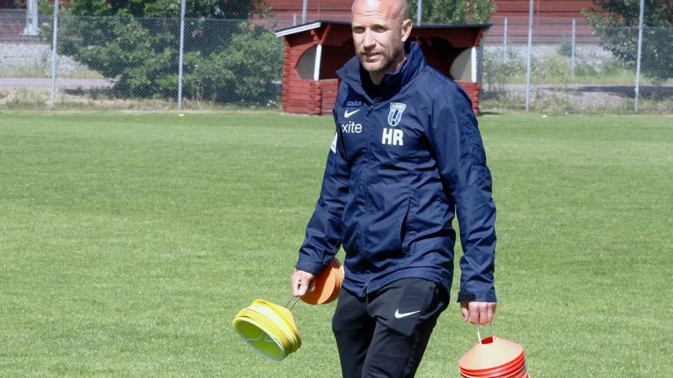 Siriustränaren Henrik Rydström under söndagens träningspass. Senare samma dag reser laget ner till Helsingborg för en viktig bortamatch.