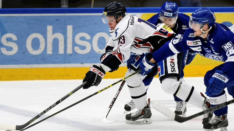 Sebastian Fakt, mitten, i Leksands tröja. Forwarden kommer dock till Almtuna närmast från Hudiksvall.