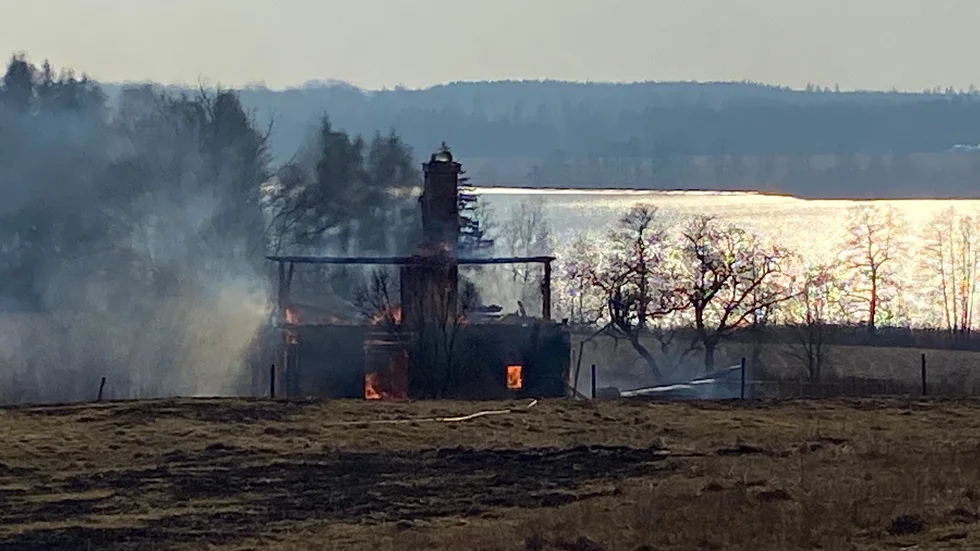 En kraftig brand utbröt i en villa utanför Forssjö under tisdagseftermiddagen.