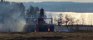 Villa utanför Forssjö totalförstörd i brand – brann med öppna lågor