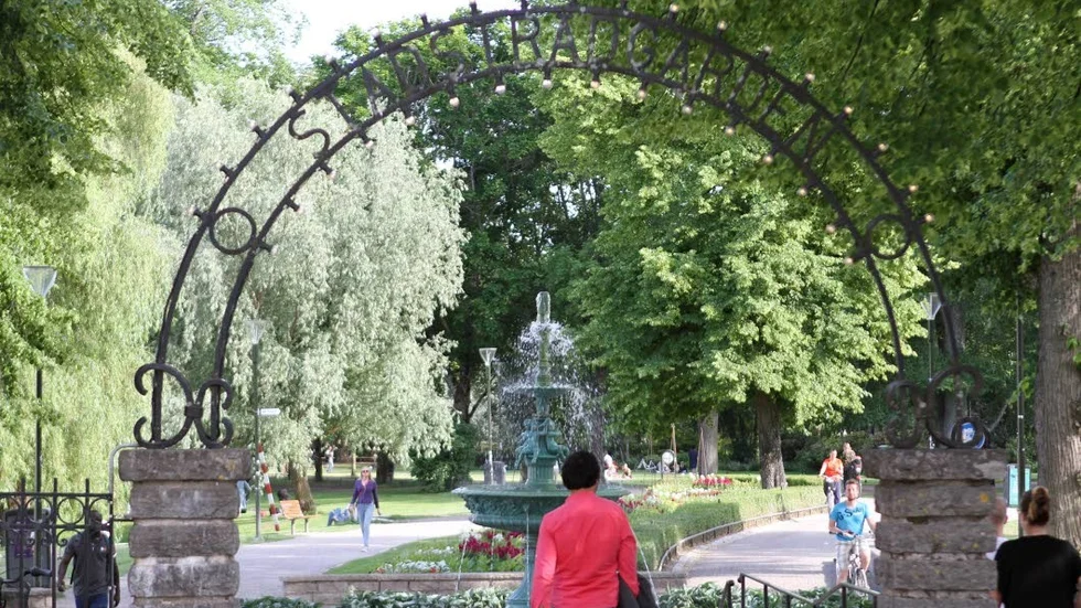 Under loppet av några timmar larmades polisen till två knivskärningar i Stadsträdgården.