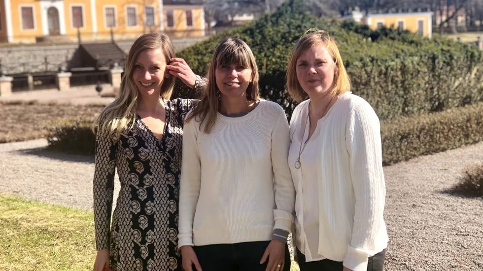 Josefin Näsström (till vänster) ska arbeta med affärsutveckling på Stiftelsen Leufsta. I mitten står Ulrika Borger Dåderman som lämnat Stiftelsen Leufsta efter 22 år. Till höger står den nya verksamhetsledaren Josephina Wesström Juhlin.
