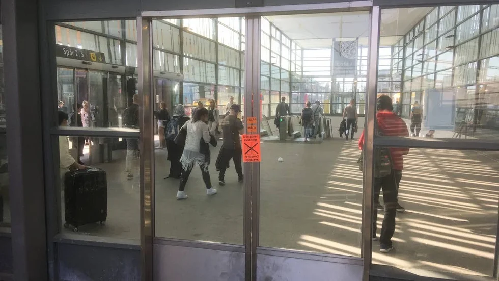 De mittersta dörrarna vid ankomsthallen ut mot spåren är ur funktion vid Resecentrum sedan en tid tillbaka.
