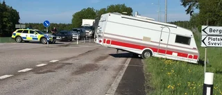 Husvagn körde ner i diket