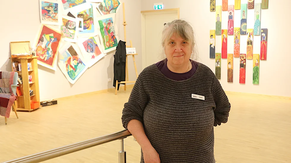 Konstnären och Kaleidoanställda Elaine Lundberg välkomnar som vanligt till öppen ateljé onsdag kväll, en verksamhet som pågått sedan Kaleido invigdes i april 2015.