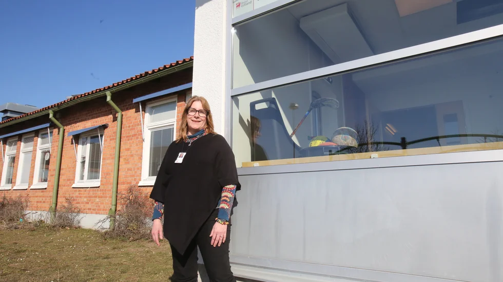 Anna Herlöfsson är verksamhetsansvarig för "Lotsen". Hon är med och hjälper flyktingbarn in i det svenska skolsystemet.
