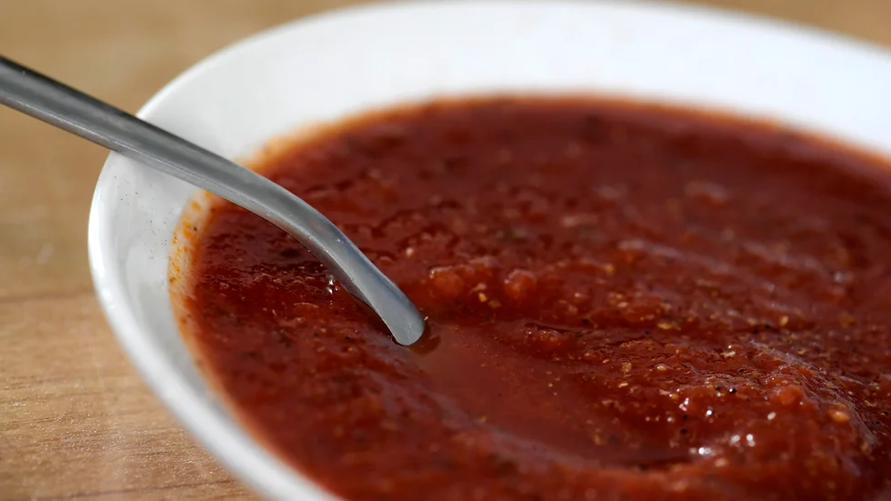 Omstritt tillbehör. En skolelev tycker att söt ketchup är att föredra om det får flera att äta maten. Kommunens kostchef vill att man håller fast vid osötad ketchup.