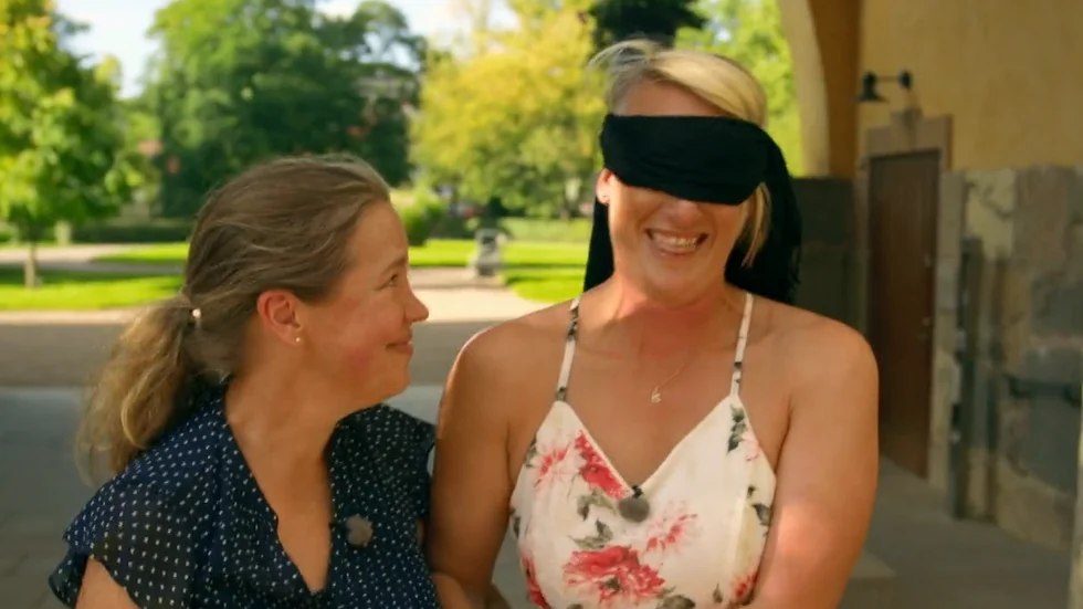Jennie Sandberg och Erika i ögonbindeln invid Linneanum på väg till till den väntande släkten. Direkt efter att Erika Newell vunnit tv-programmet "Allt för Sverige" blev det stor släktfest i Botan. 