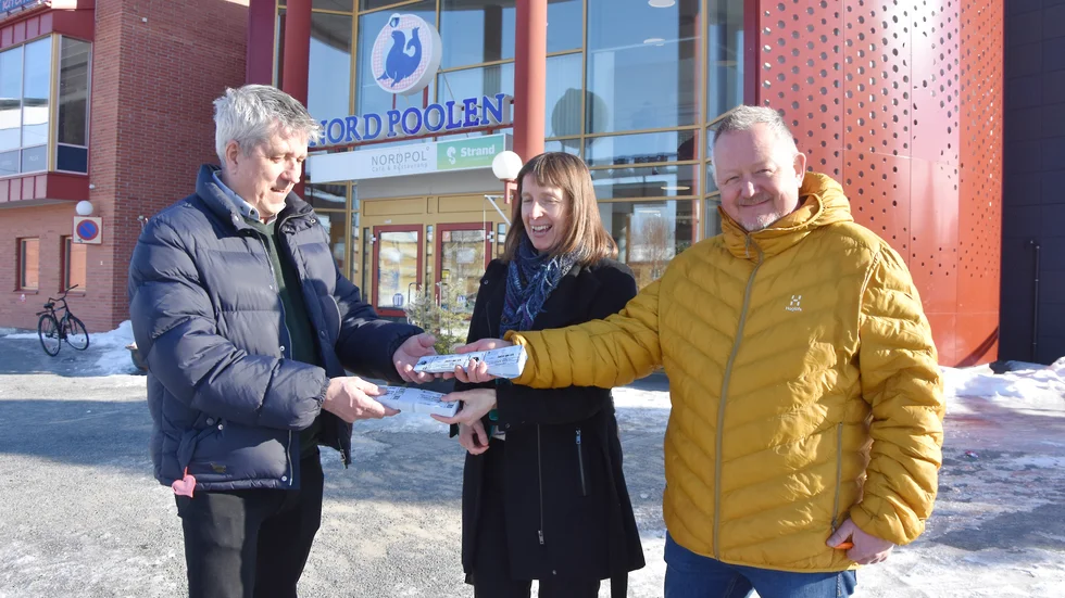 Johan Öqvist, Hela Människan, tar emot presentkort med gratisbad på Nordpoolen, som Catarina Ask, ordförande, och Peter Wallin, enhetschef, delar med sig av.