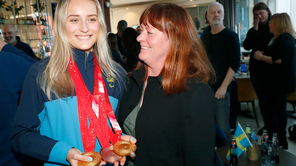 Paralympicsmedaljören Ebba Årsjö med sin mamma Pernilla vid hemkomsten på Arlanda flygplats.