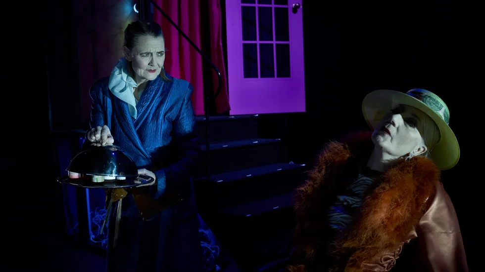 Lotta Tejle och Ann Petrén i rollerna som de åldrande skådespelarsystrarna Alice och Vivianne i pjäsen "In memorian" som är inspirerad av filmen "What ever happened to Baby Jane?" från 1962.