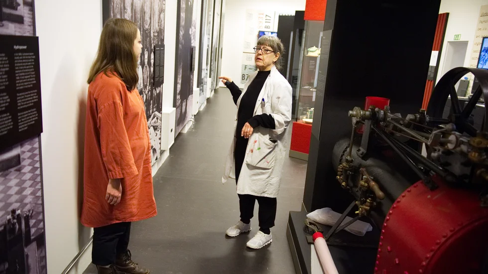 Det genomgående temat för Storsia är bygdens ekonomiska historia. Eva Hellerqvist, projektledare och formgivare, samt Anna Lindfors, utställningsantikvarie, visar epoken om industrin. 