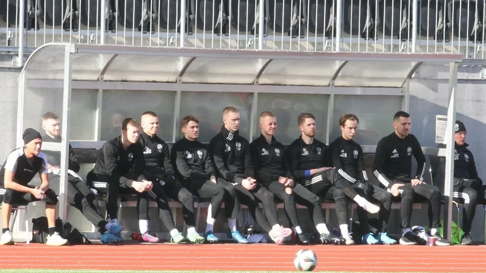 Motala AIF:s bänk i starten av matchen mot Nyköping i lördags. I helgens två tv-matcher blir det många som kommer att få speltid.