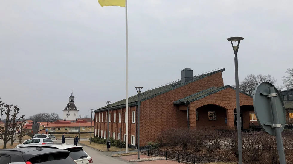 Blågul flagga vid kommunhuset.