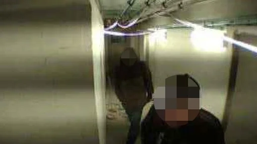 De två männen filmades, enligt åklagaren, av en övervakningskamera när de bröt sig in i en källarlokal i Åbylund. (Bilden är hämtad ur förundersökningen.)