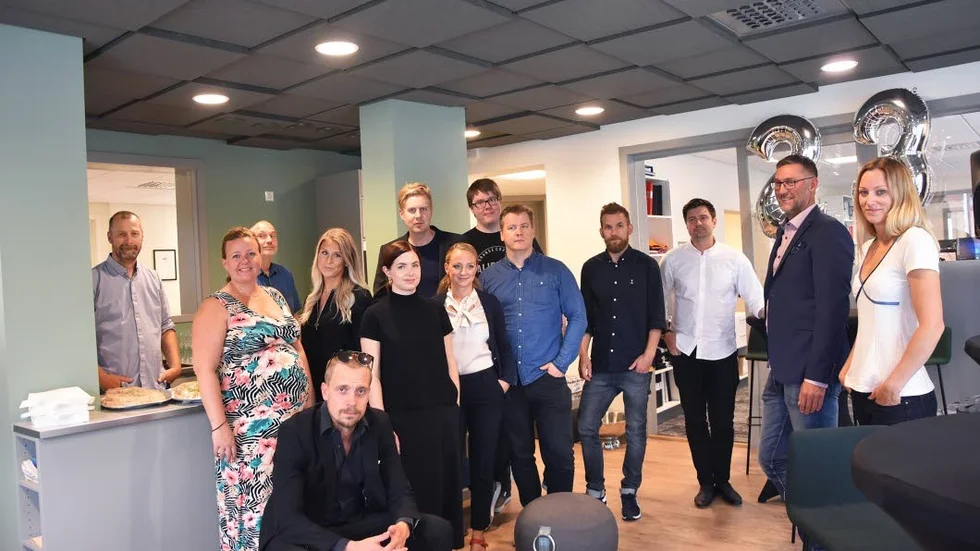 Formsmedjan Strategisk kommunikation och a och d arkitektkontor har flyttat ihop. Längst bak: Palle Andersson, Pierre Johansson, Marcus Zerpe och Alexander Brunström. Framför dem står: Pernilla Wikstén, Emilia Bergman, Fanny Bergvall, Therese Dahlén, Johan Grönberg, Anders Grenholm, Gustav Hamlund, Joakim Persson och Camilla Norén. Längst fram sitter Christoffer Gramner.