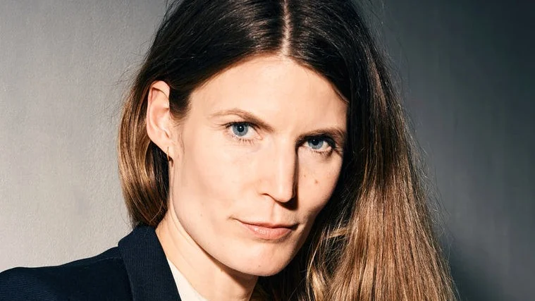 Helena Granström är författare och kulturskribent. Hon debuterade 2008 med essän "Alltings mått" och har sedan dess gett ut både romaner och diktsamlingar. Senast gav hon 2020 ut romanen "Betydelsen av kärlek".