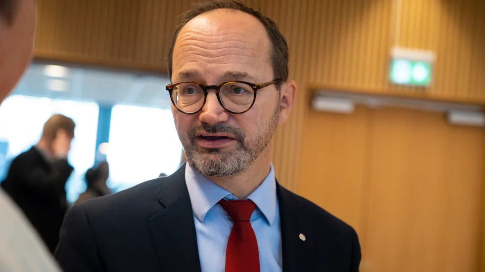 Vi har ett konkret förslag till infrastrukturminister Tomas Eneroth (S) om hur vi sänker kostnaderna för Ostlänken, skriver debattörerna.
