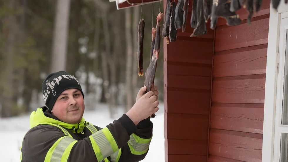 Rickard Johansson tycker att torrköttet som han gör själv är både praktiskt och gott att ha med sig i ryggsäcken när han är i skogen. 