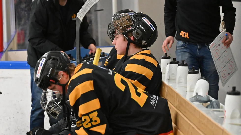 Skellefteå AIK:s unga talanger i U16-laget deppar efter förlusten.