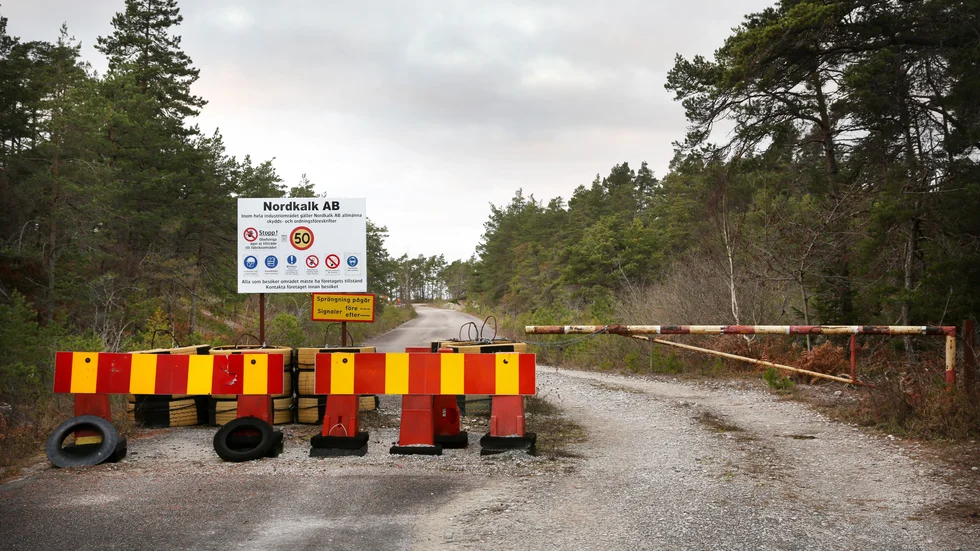 Väg 689 har varit avstängd i 14 år. Cementa förordar att vägen öppnas, vilket även Trafikverket anser är den bästa lösningen för transporterna av kalksten från Nordkalk.