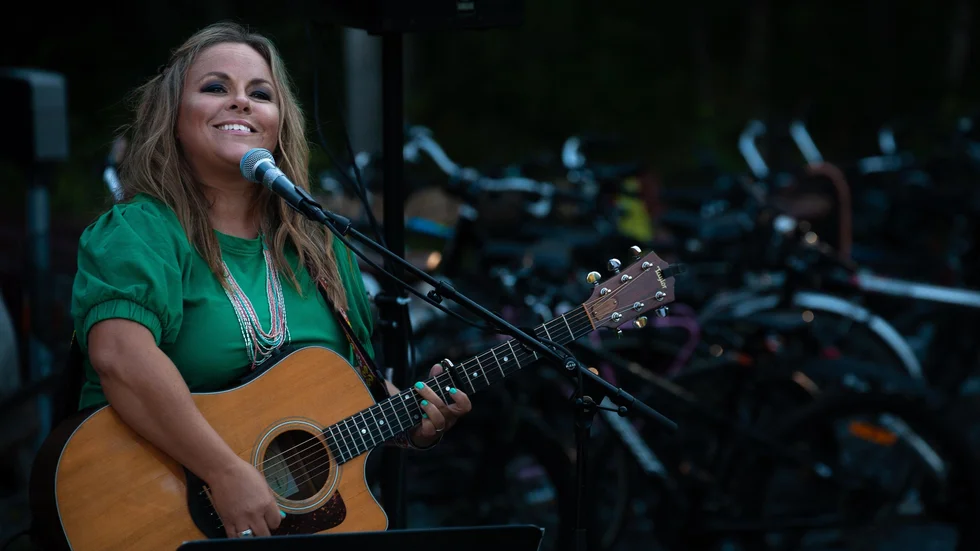 Caroline Miskovsky ska dock uppträda på fredagskvällen tillsammans med Daniel Pettersson, nyckelharpa.