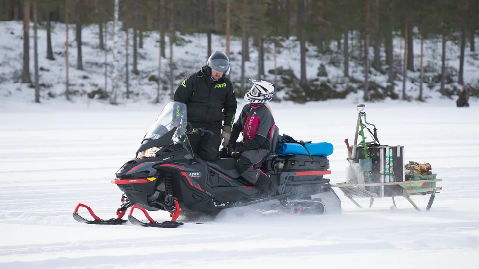 Snöskoteråkning och vårvinter hör ihop för väldigt många här uppe. Det gäller bara att se upp med vilka isar man färdas på under påsken. 