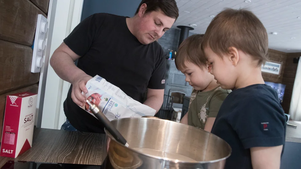 1. Blanda en lag
Blanda tio liter vatten, 10 deciliter salt och 5 deciliter socker. Värm upp allt så att salt och socker löses upp. Se till att värma långsamt och var noga med att röra om hela tiden. Kyl sedan ner lagen.
- Rör man inte om hela tiden lagen få en dålig besk smak. Sockret gör att köttet får en rundare och mjukare smak. 
