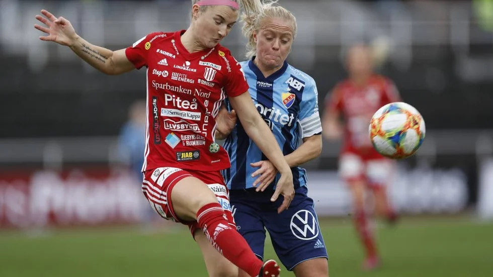 Piteås Emelie Lövgren mot Djurgårdens Mia Jalkerud.
