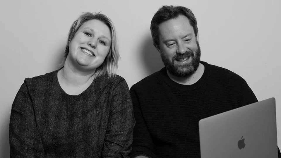 Kicki Fagerlund och Daniel Gustafsson är en slags digitalnomader på hemmaplan i Piteå. Nu tar de sitt företag Framtidsbyrån älska till nästa steg och bygger en nätverksbyrå med frilansare världen över.
