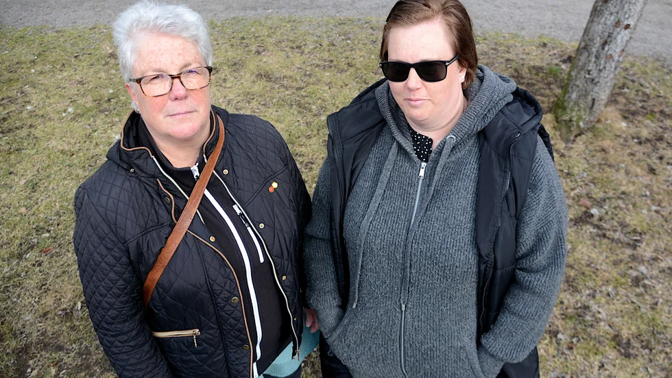 Gunnel Larsson och Jenny Edberg är undersköterskor och arbetar som personliga assistenter. "Vi köper principen att de som släpar efter ska få mer, men det var inte så det var sagt från början från facket och poltiken" säger de när de talar för sin arbetsgrupp på runt 15 personer som inte får den uppmärksammadetusenlappen.