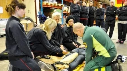 Högbergsskolans omvårdnadselever går en kurs i Skydd och säkerhet.