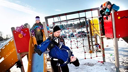 Anders Östman busar med William Fernström vid Gåvsta förskola.