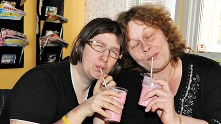Annika Söderlund och Mona Fredriksson med varsin hallonsmoothie.