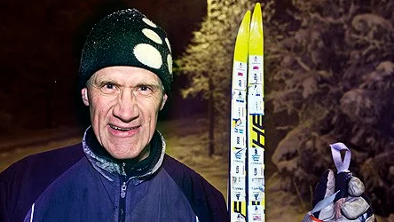 Anders Holmberg åker längdskidor i Sunnersta.