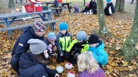 Matilda Mattson och Linnea Karlsson experimenterar med barnen på Enbackens förskola.